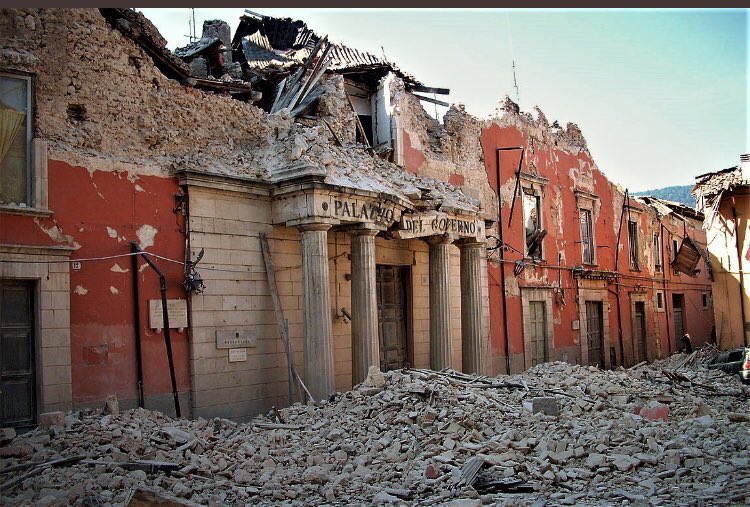 L'Aquila, una foto del terremoto nel centro storico