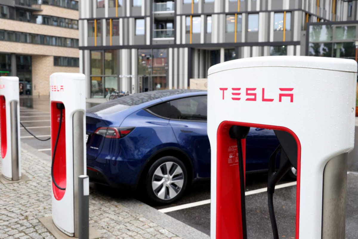 Tesla annuncia un record di 936.172 veicoli elettrici consegnati nel 2021