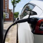 il boom delle auto elettriche come le citta italiane si stanno adattando