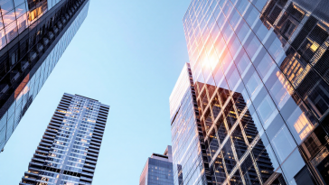 Logo Apple con simbolo della Commissione Europea