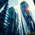 Logo Apple con simbolo di indagine su pratiche scorrette