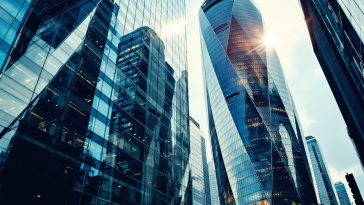 Logo Apple con simbolo di indagine su pratiche scorrette