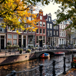 Panorama di Amsterdam con canali e biciclette