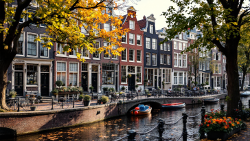 Panorama di Amsterdam con canali e biciclette