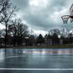 Giocatori dei Milwaukee Bucks in difficoltà sul campo