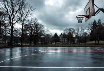 Giocatori dei Milwaukee Bucks in difficoltà sul campo