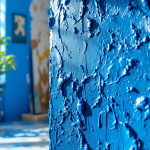 Opera d'arte ispirata al Blue Klein nel contesto moderno