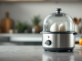 Cuociuova elettrici in uso per cucinare uova