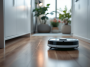 Roborock Saros Z70 in azione durante la pulizia domestica